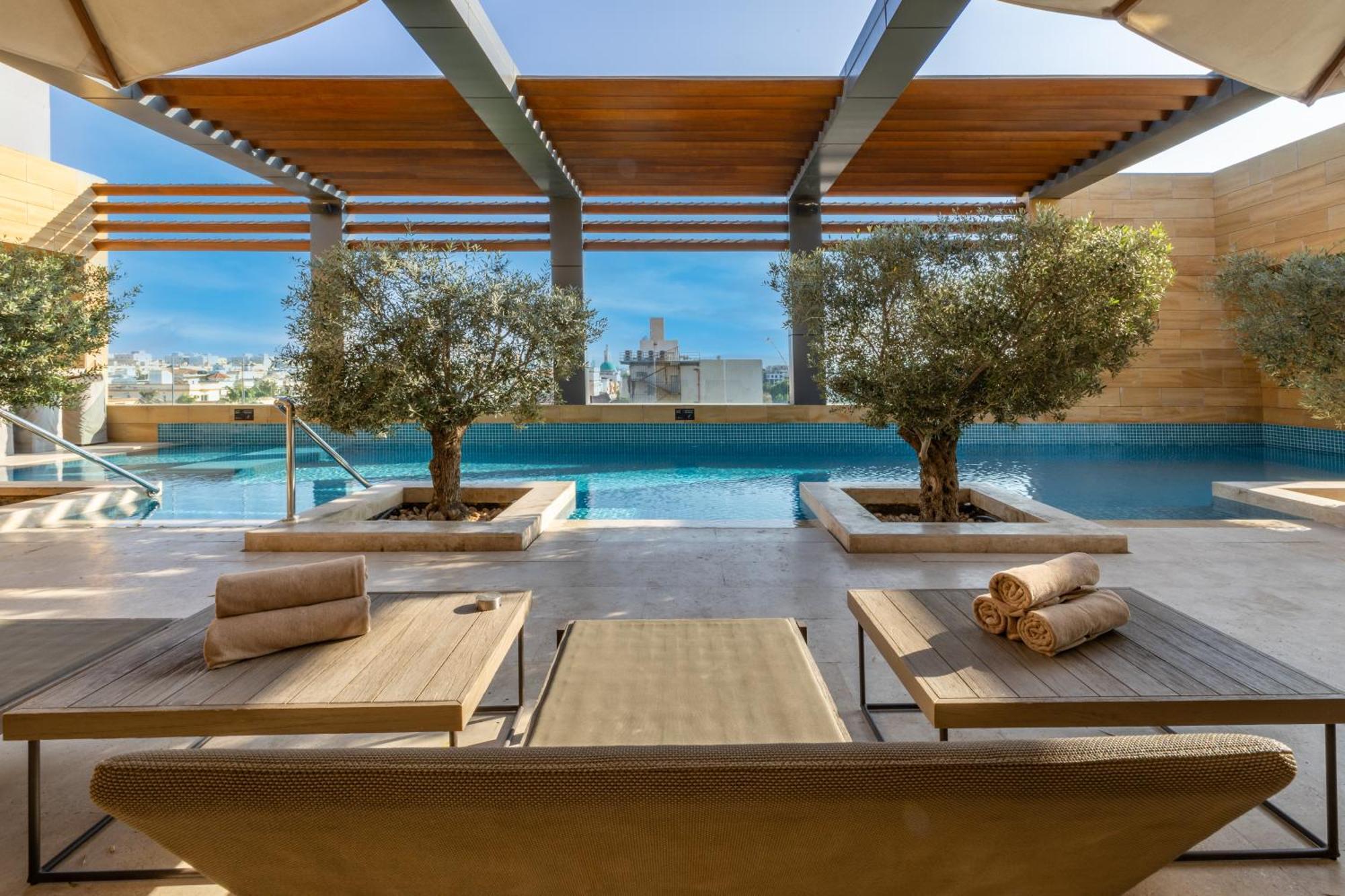 Shirvan Hotel City Yard Yidda Exterior foto The pool at the hotel