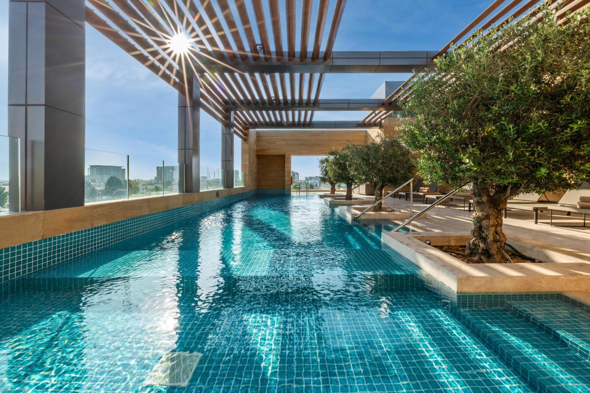 Shirvan Hotel City Yard Yidda Exterior foto The swimming pool at the top of the building