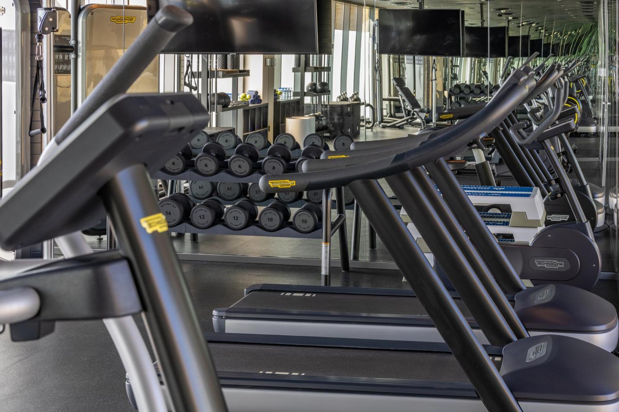 Shirvan Hotel City Yard Yidda Exterior foto A row of treadmills