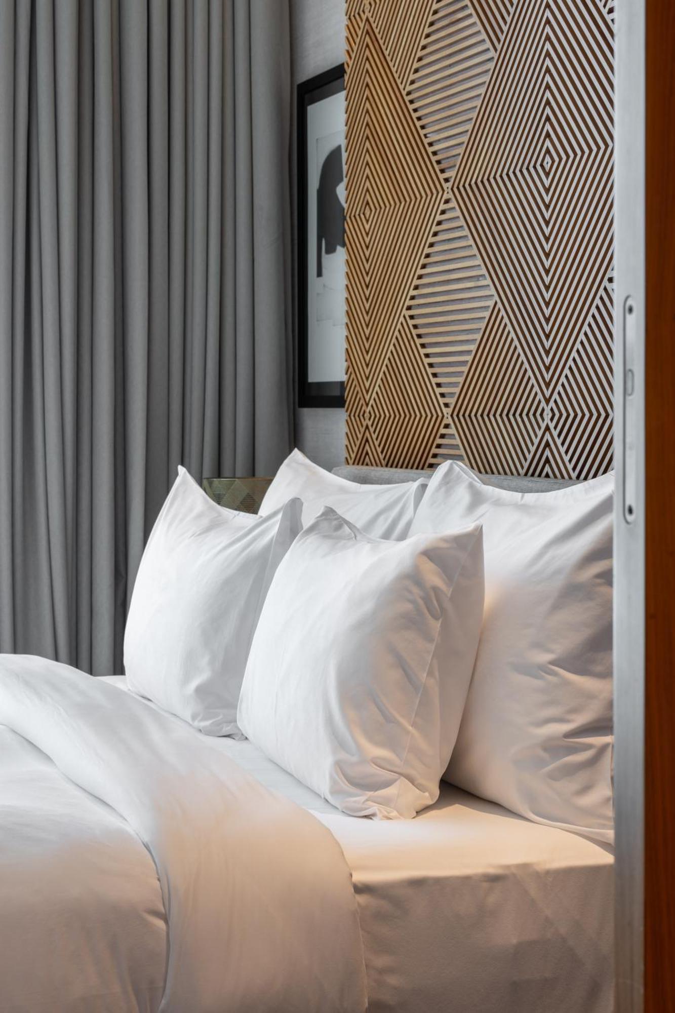 Shirvan Hotel City Yard Yidda Exterior foto Pillows on a bed