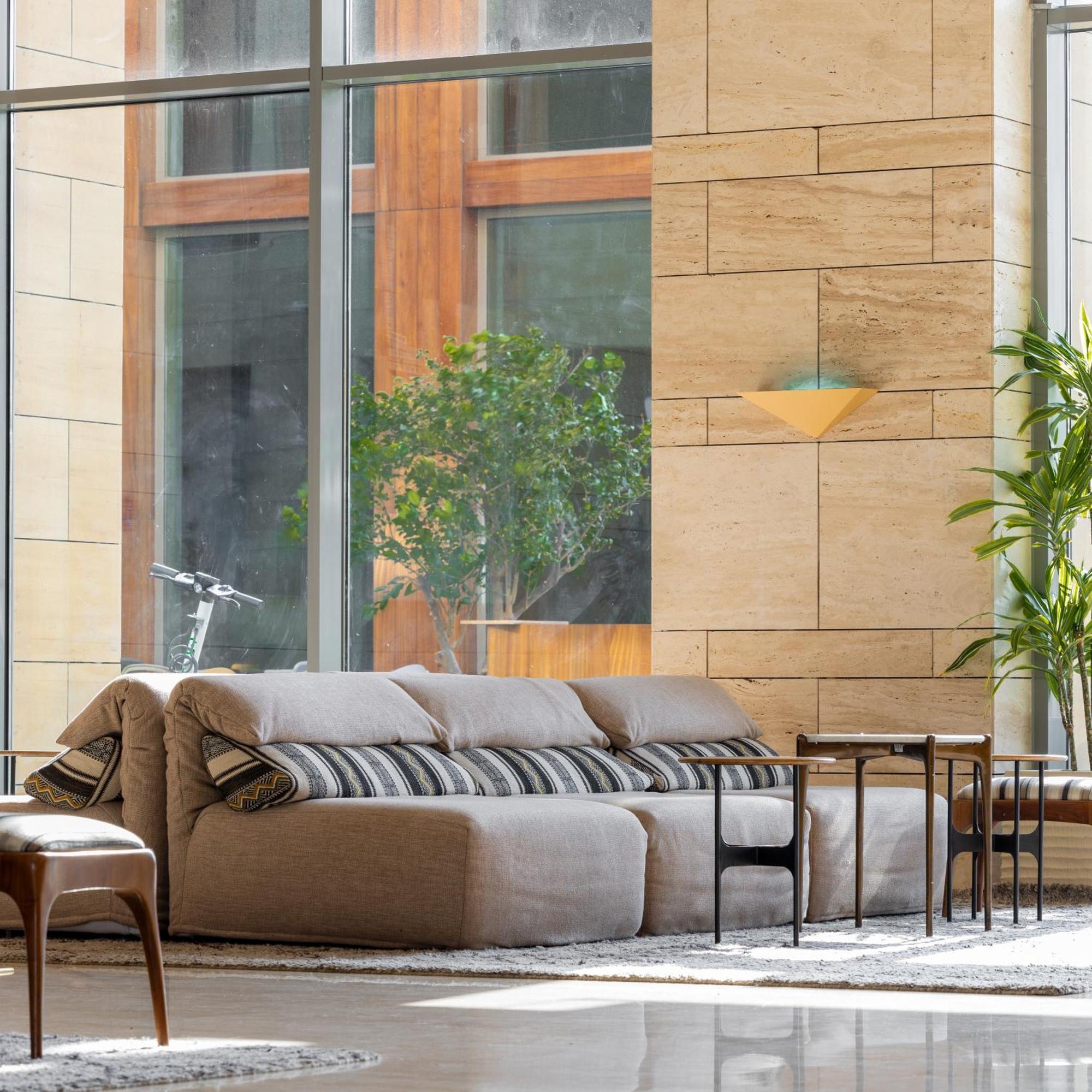 Shirvan Hotel City Yard Yidda Exterior foto A modern sofa